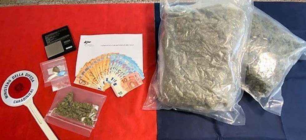 Aveva oltre 2 chilogrammi di marijuana in casa, per un valore di diverse decine di migliaia di euro